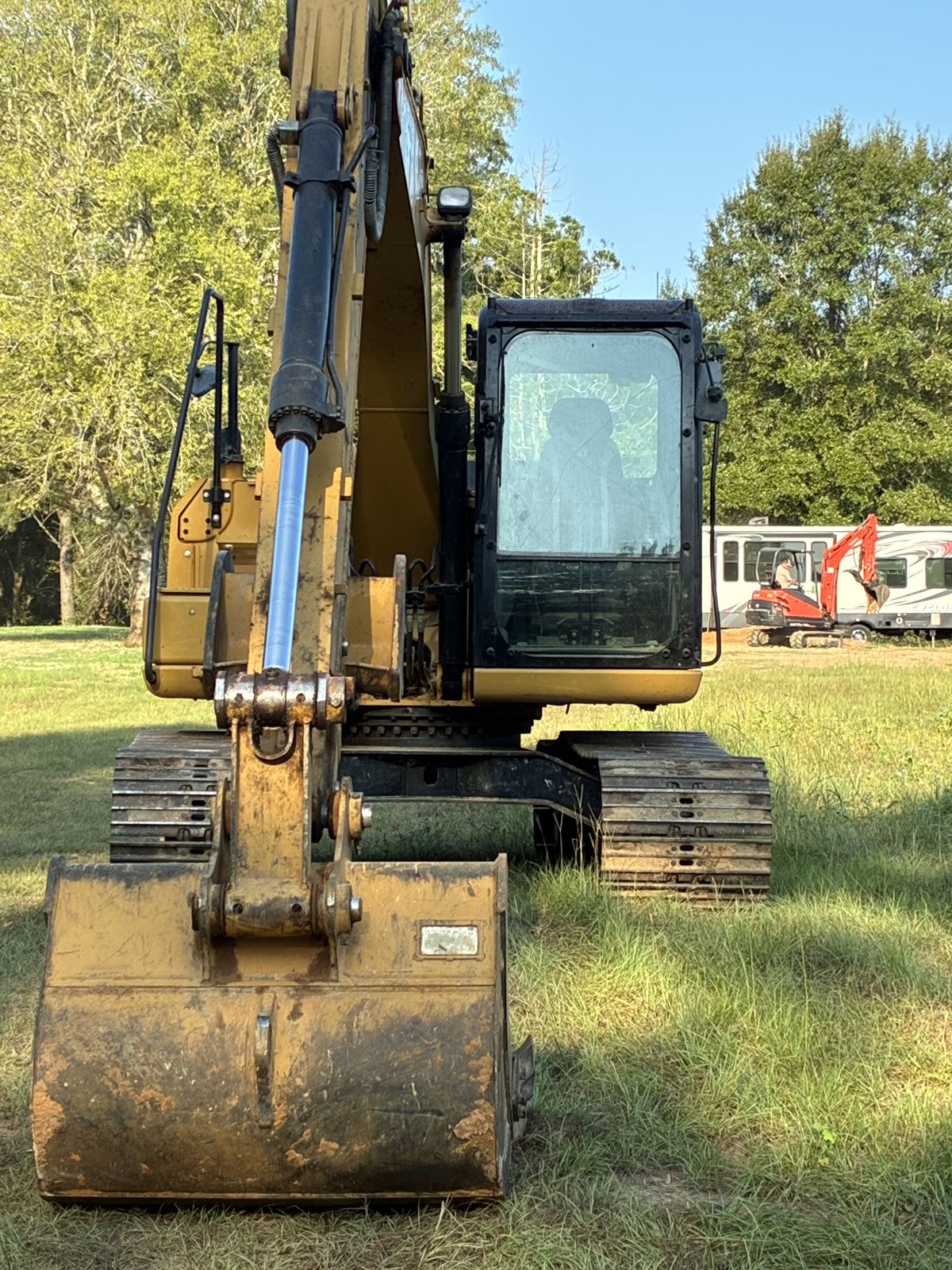 Front view of the Cat 313F L GC excavator and its bucket